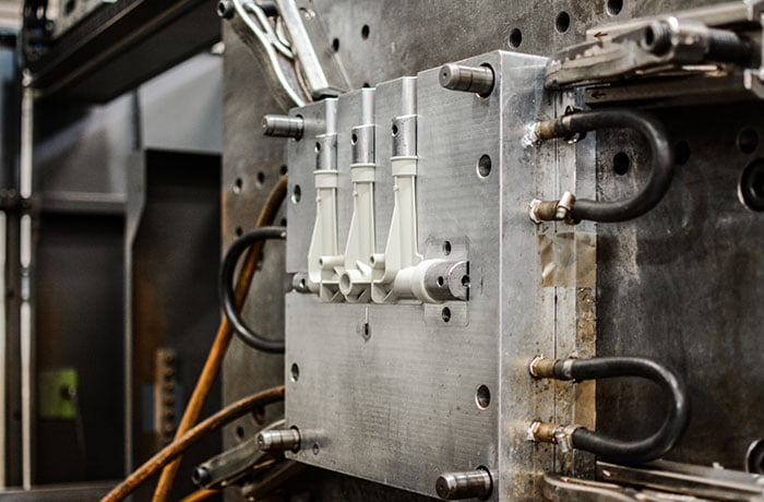 injection-moulding-dudley-associates-machine